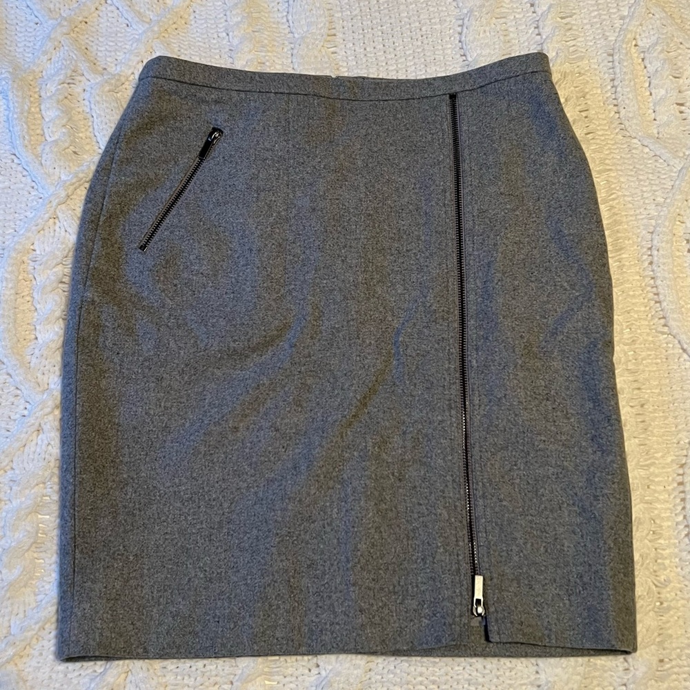 J crew wool pencil skirt with a decorative zíper size 8